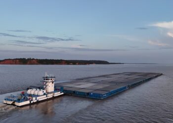 Maior comboio fluvial transporta 62,5 mil toneladas por viagem 