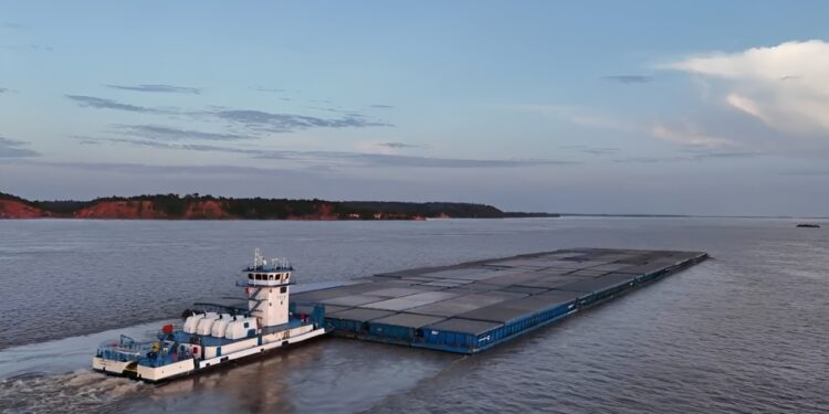 Maior comboio fluvial transporta 62,5 mil toneladas por viagem 