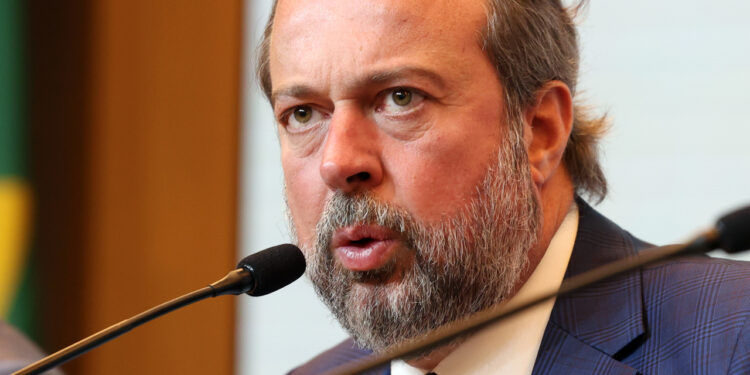 Silveira desmarca audiência sobre LRCAP na CME e comissão pauta convocação