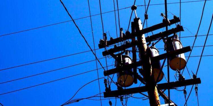 Distribuidoras de energia não querem intermediário para aluguel de postes